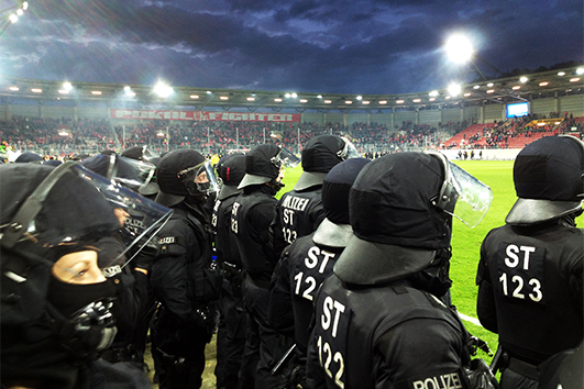 Einsatzkräfte einer Einsatzeinheit Polizei LSA in einem Fußballstation.