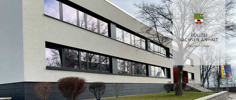 Blick auf die Einfahrtansicht des Gebäude 2 der Fachhoschule Rechts auf hellem Grund der Polizeistern des Landes Sachsen-Anhalt darüber platziert.