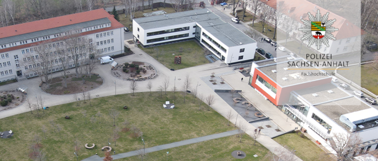 Luftaufnahme südwestlicher Gebäude des Campus. Rechts auf hellem Grund der Polizeistern des Landes Sachsen-Anhalt darüber platziert.
