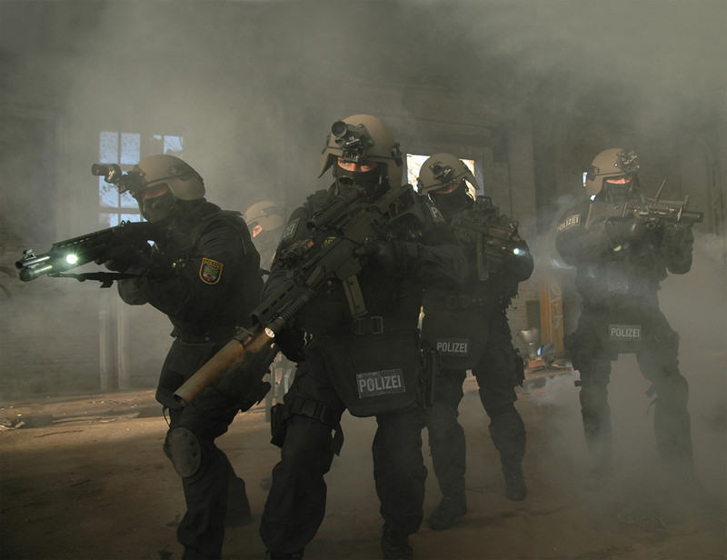 Einsatzkräfte der Spezialeinheit bei einer Übung im Innenraum.