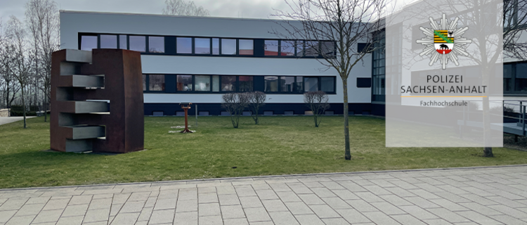 Blick auf die Campusinnenansicht des Gebäude 2 der Fachhochschule. Rechts auf hellem Grund der Polizeistern des Landes Sachsen-Anhalt darüber platziert.